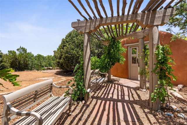 61 Calle San Martin, Santa Fe, NM 87506