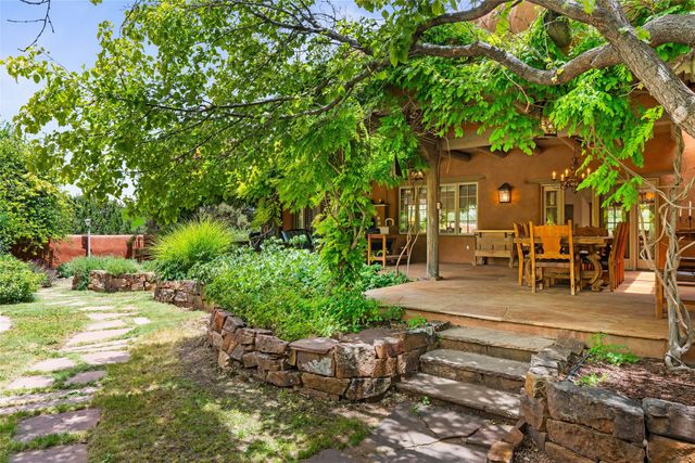 61 Calle San Martin, Santa Fe, NM 87506