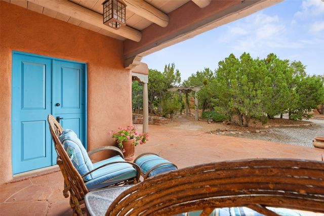 61 Calle San Martin, Santa Fe, NM 87506
