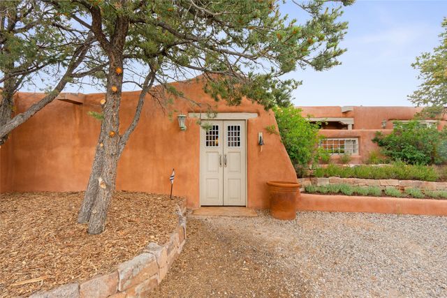 61 Calle San Martin, Santa Fe, NM 87506