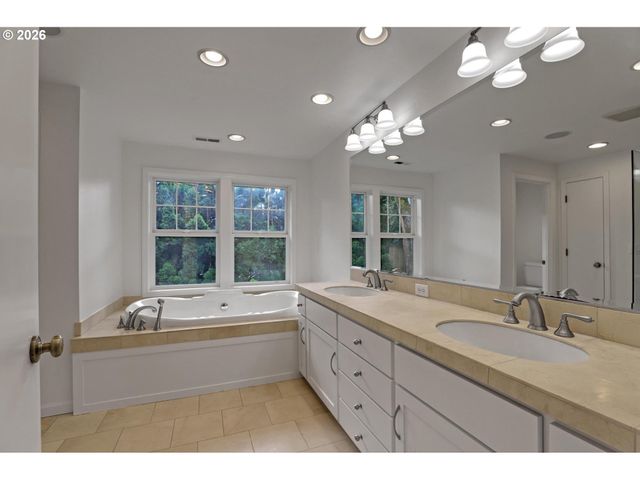6730 Sw PRESLYNN Dr, Portland, OR 97225