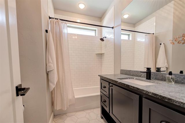 5317 Gateway Bridge Court, Edmond, OK 73034