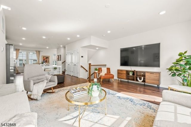 20 Gala Ct, Livingston Twp., NJ 07039