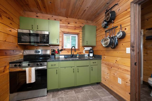 3556 Right Fork Fixer Road, Zoe, KY 41397