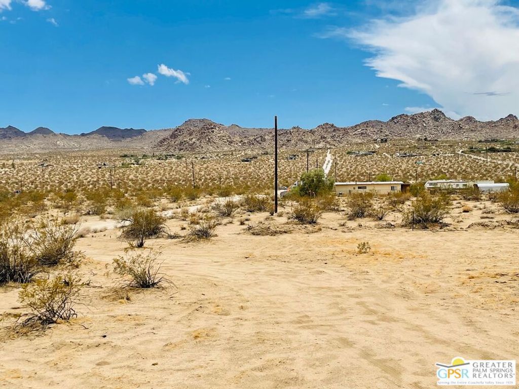 Image 10 of property listing at 1 SUNEVER Road, Joshua Tree, CA 92252