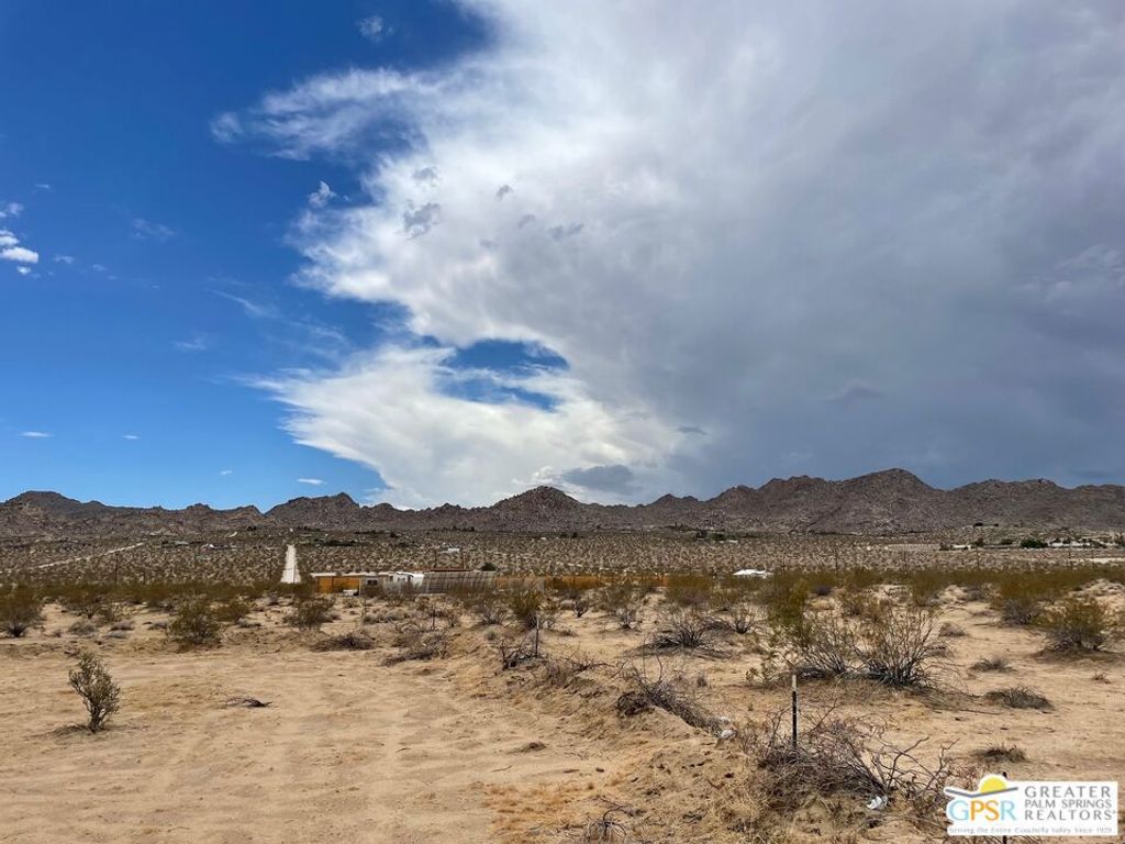 Image 12 of property listing at 1 SUNEVER Road, Joshua Tree, CA 92252