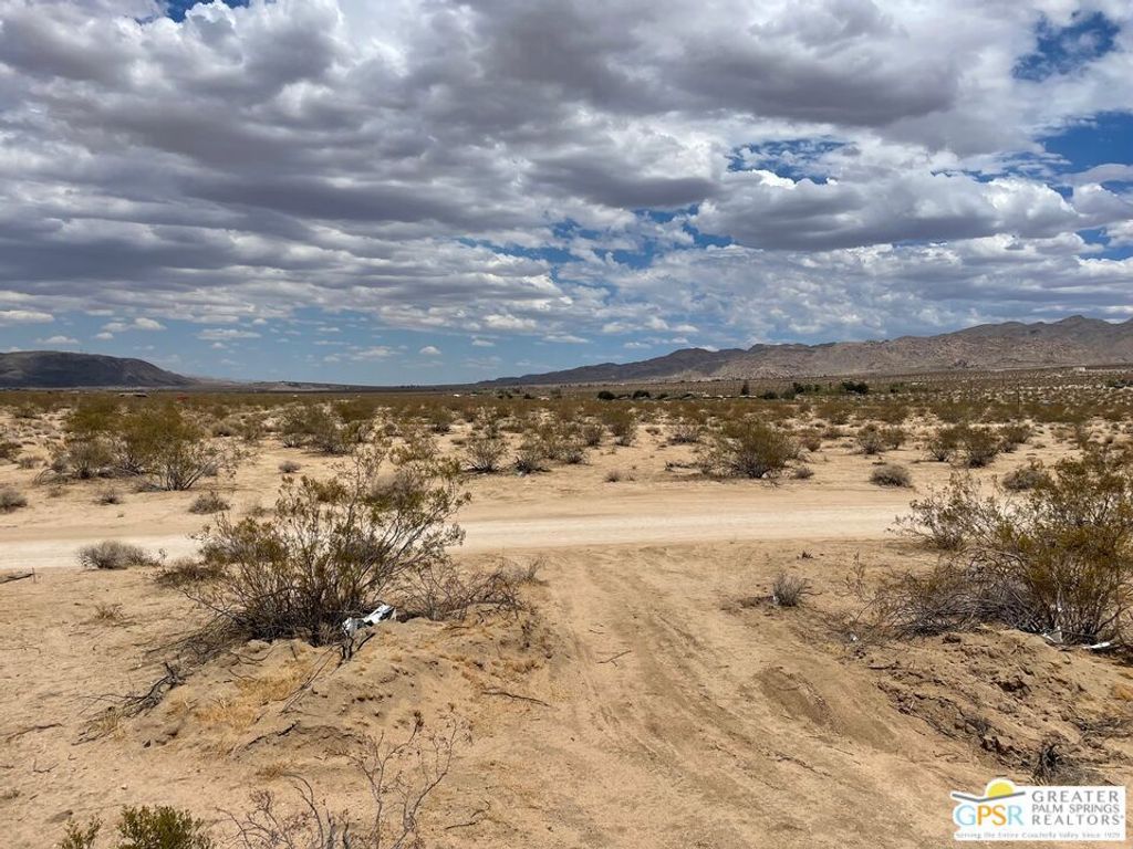 Image 3 of property listing at 1 SUNEVER Road, Joshua Tree, CA 92252
