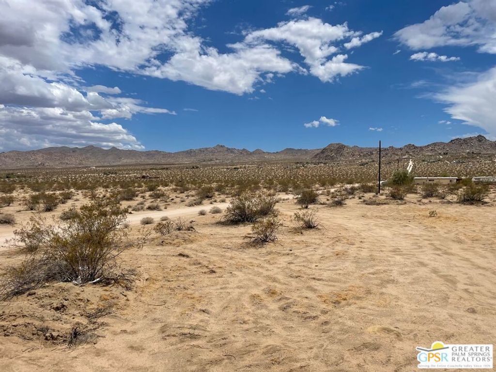 Image 4 of property listing at 1 SUNEVER Road, Joshua Tree, CA 92252