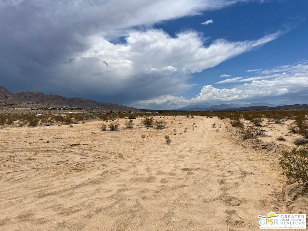 Image 5 of property listing at 1 SUNEVER Road, Joshua Tree, CA 92252