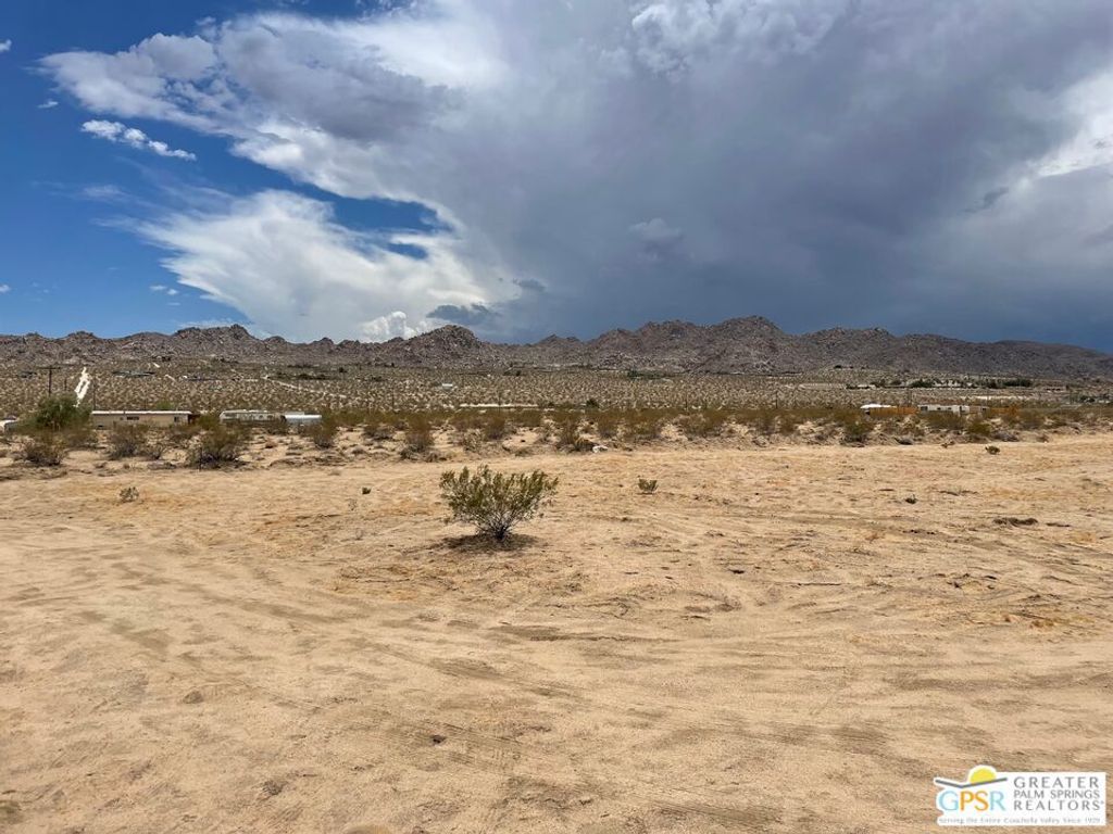 Image 6 of property listing at 1 SUNEVER Road, Joshua Tree, CA 92252