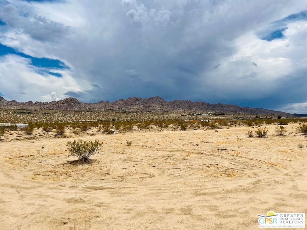 Image 7 of property listing at 1 SUNEVER Road, Joshua Tree, CA 92252
