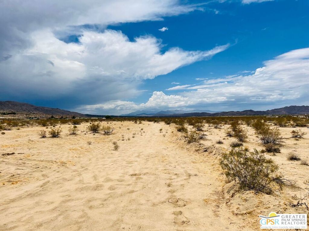 Image 8 of property listing at 1 SUNEVER Road, Joshua Tree, CA 92252
