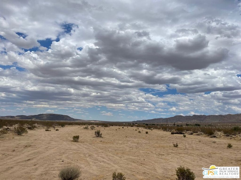 Image 9 of property listing at 1 SUNEVER Road, Joshua Tree, CA 92252