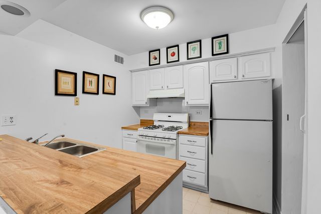 150 E Fountainview Lane 3B, Lombard, IL 60148