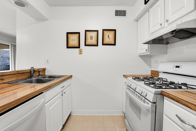 150 E Fountainview Lane 3B, Lombard, IL 60148