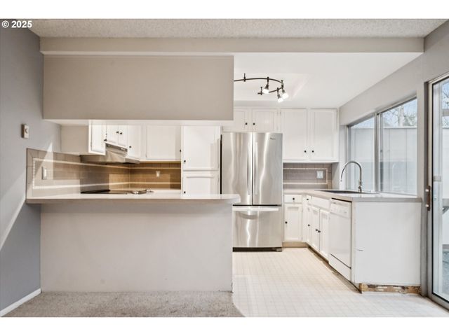 1889 BOCA RATAN Dr, Lake Oswego, OR 97034