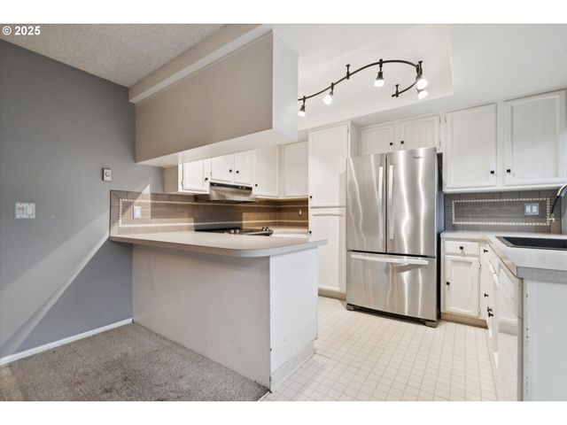 1889 BOCA RATAN Dr, Lake Oswego, OR 97034