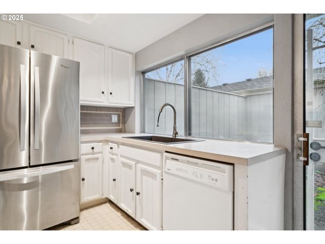 1889 BOCA RATAN Dr, Lake Oswego, OR 97034