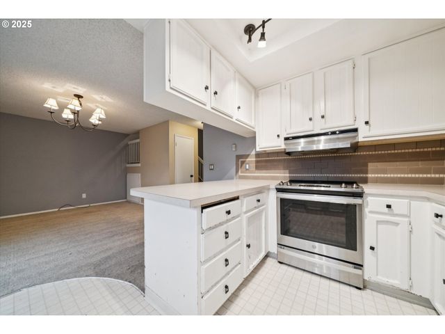 1889 BOCA RATAN Dr, Lake Oswego, OR 97034