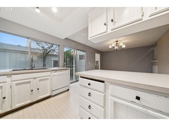 1889 BOCA RATAN Dr, Lake Oswego, OR 97034