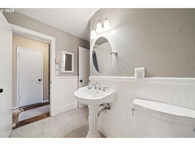 1889 BOCA RATAN Dr, Lake Oswego, OR 97034