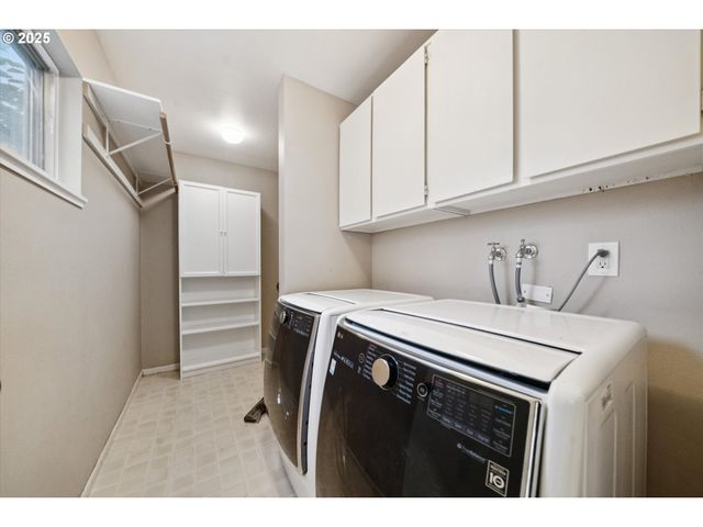 1889 BOCA RATAN Dr, Lake Oswego, OR 97034