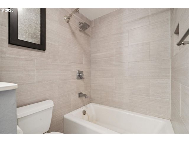 1889 BOCA RATAN Dr, Lake Oswego, OR 97034