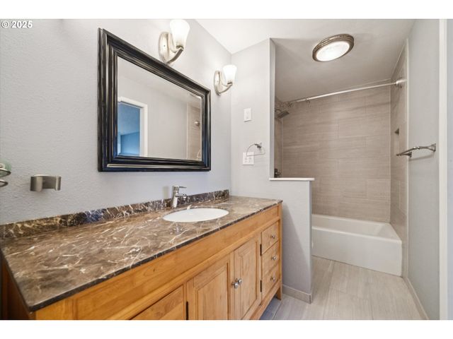 1889 BOCA RATAN Dr, Lake Oswego, OR 97034