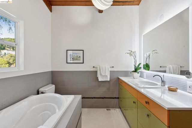 3500 Rubin Dr, Oakland, CA 94602