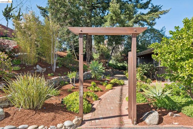 3500 Rubin Dr, Oakland, CA 94602