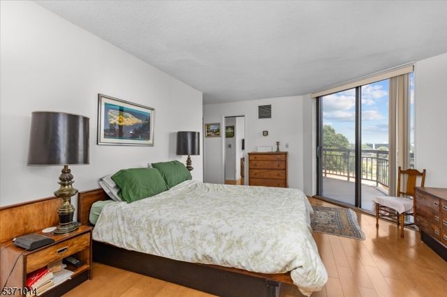 401 Harmon Cove Tower, Secaucus Town, NJ 07094