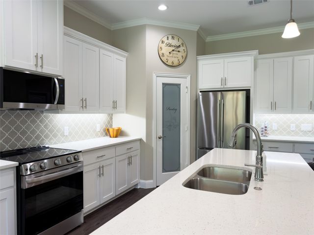 214 Colt Drive, Lake Kiowa, TX 76240