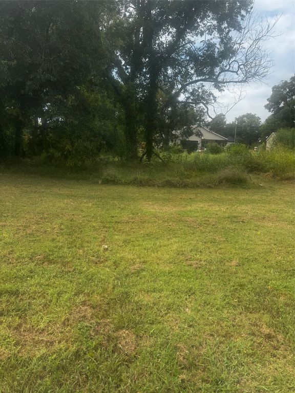 105 S Brazos Avenue, Cleburne, TX 76031