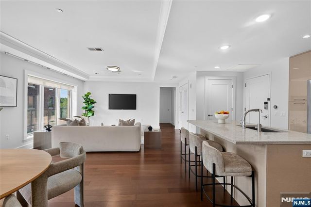100 Eton Row 302, Weehawken, NJ 07086