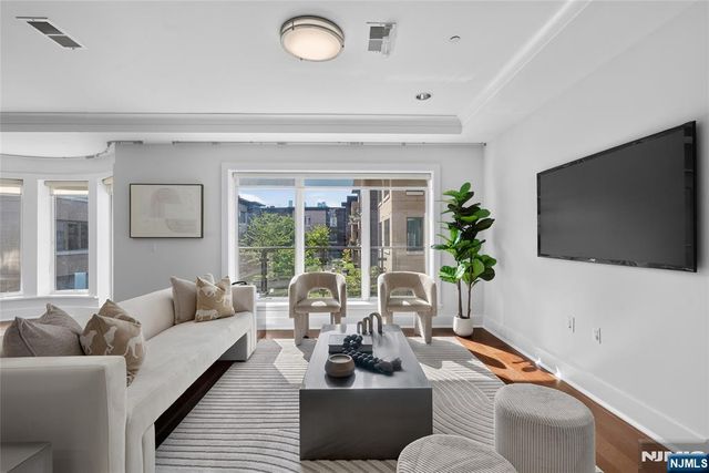 100 Eton Row 302, Weehawken, NJ 07086