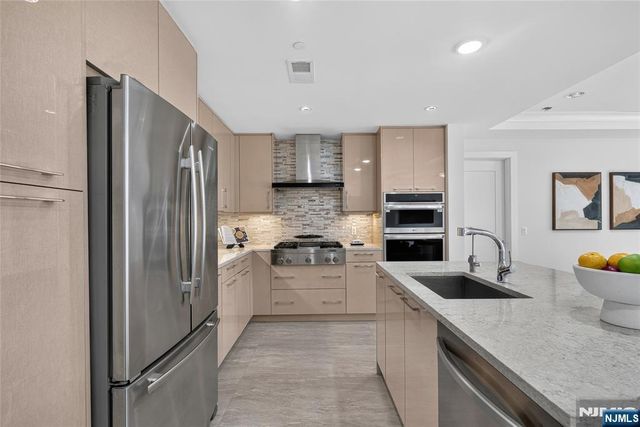 100 Eton Row 302, Weehawken, NJ 07086