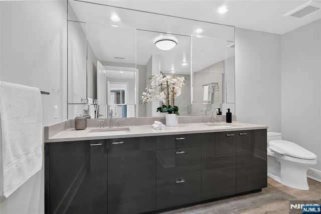 100 Eton Row 302, Weehawken, NJ 07086