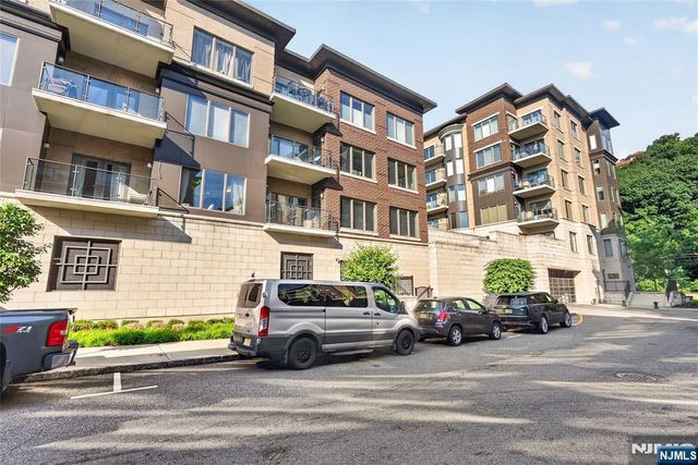 100 Eton Row 302, Weehawken, NJ 07086