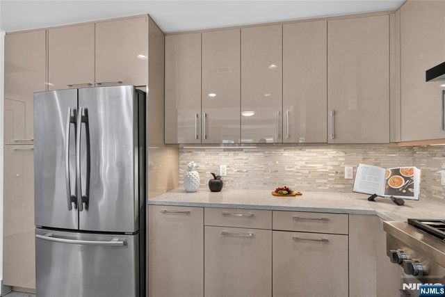 100 Eton Row 302, Weehawken, NJ 07086
