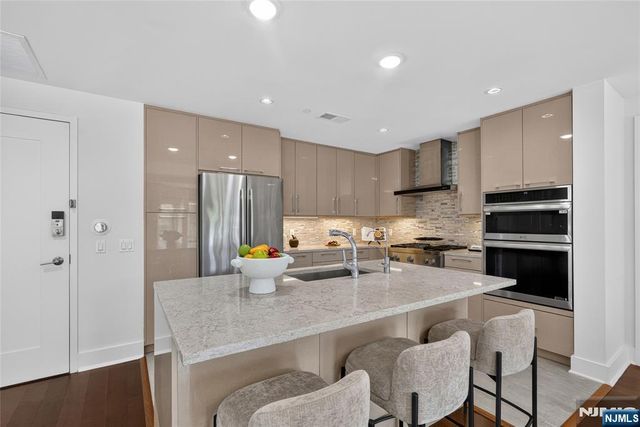 100 Eton Row 302, Weehawken, NJ 07086