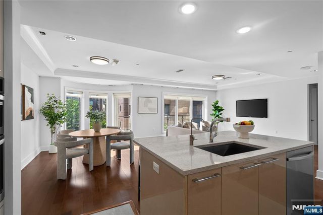 100 Eton Row 302, Weehawken, NJ 07086