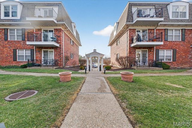 524 N Kirkwood Road 2A, Kirkwood, MO 63122