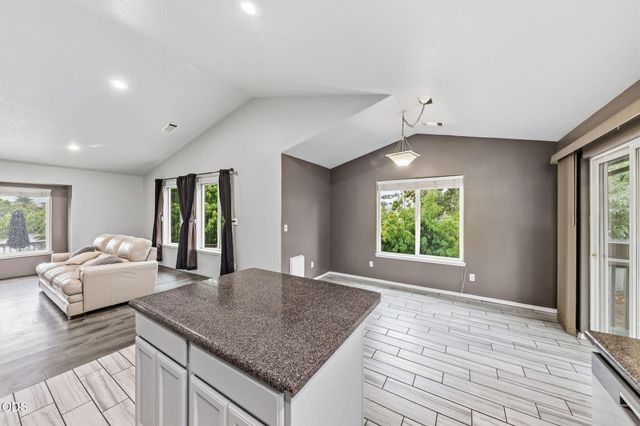 1240 Marcus Way, Grants Pass, OR 97527