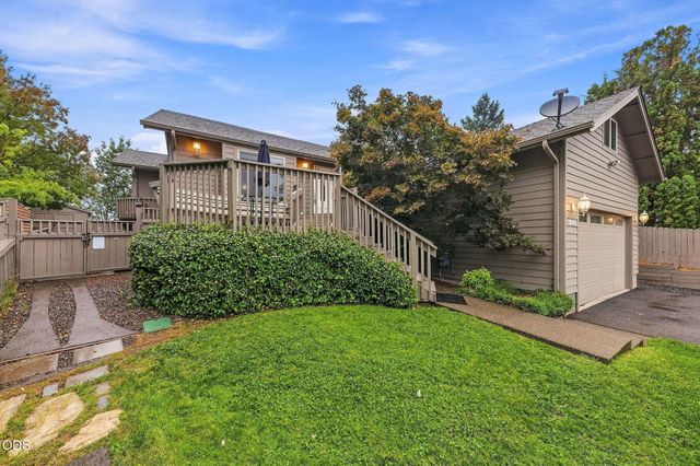 1240 Marcus Way, Grants Pass, OR 97527