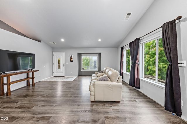1240 Marcus Way, Grants Pass, OR 97527