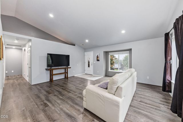 1240 Marcus Way, Grants Pass, OR 97527