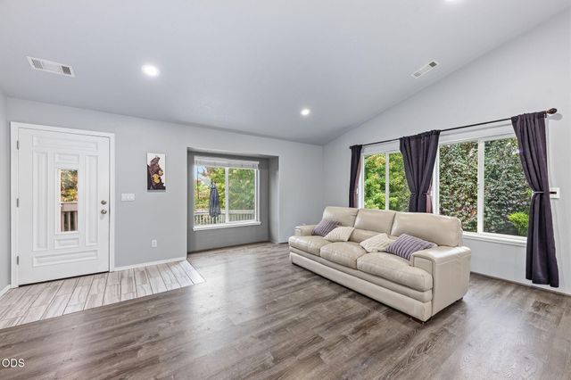 1240 Marcus Way, Grants Pass, OR 97527