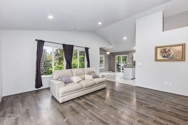 1240 Marcus Way, Grants Pass, OR 97527