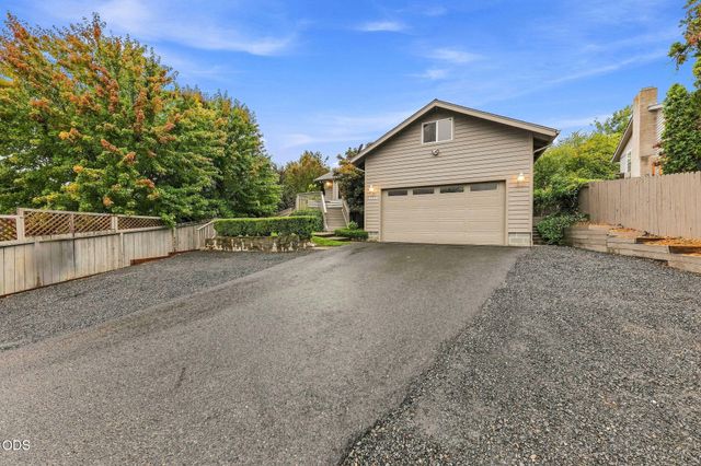 1240 Marcus Way, Grants Pass, OR 97527