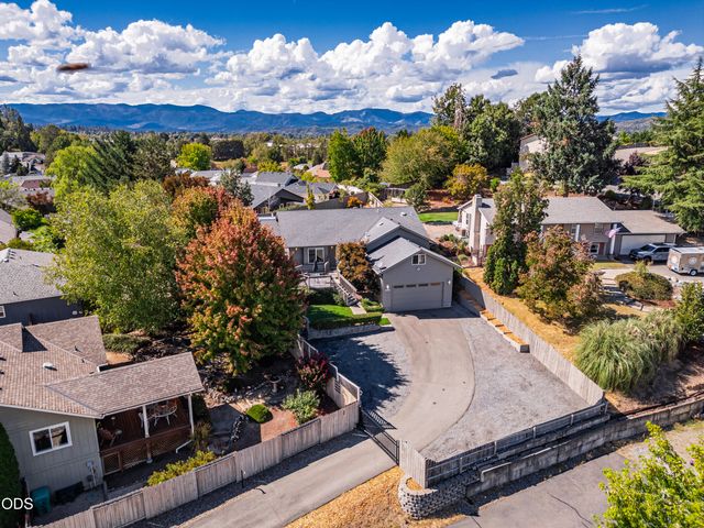 1240 Marcus Way, Grants Pass, OR 97527